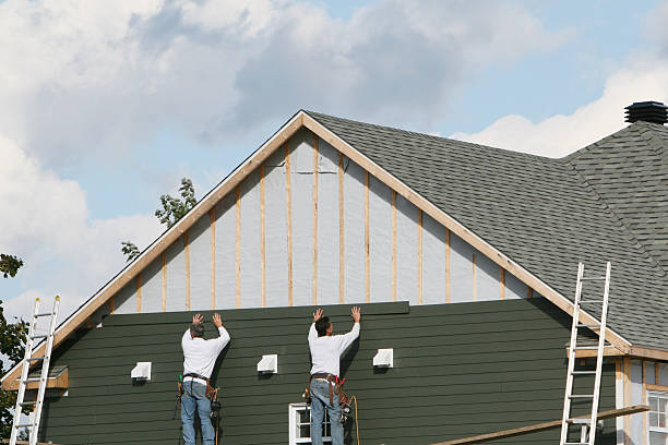 Professional Siding Installation technician working in Sayreville, NJ